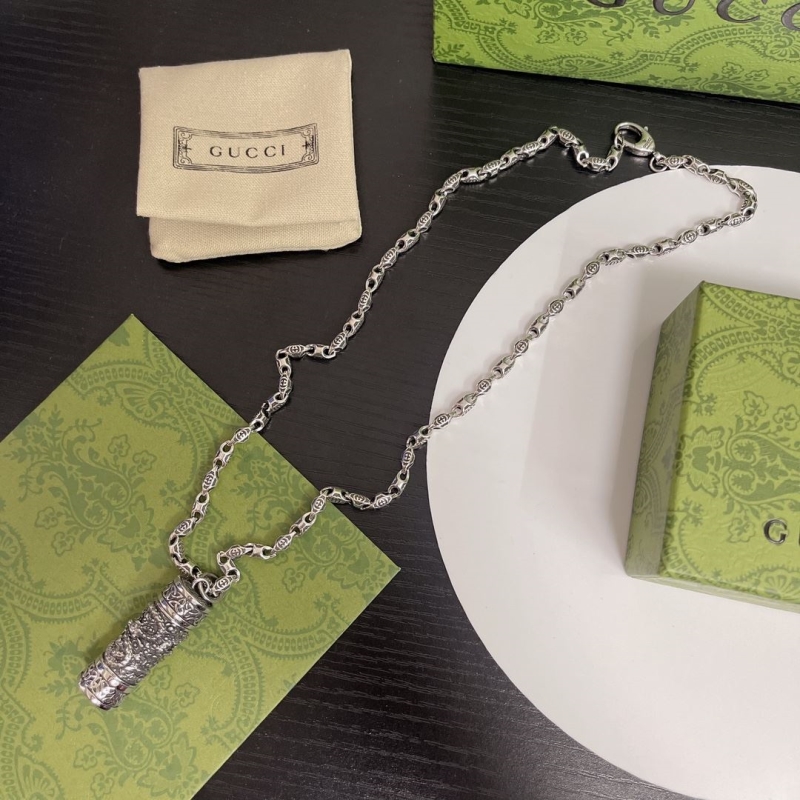 G*u*i necklaces
